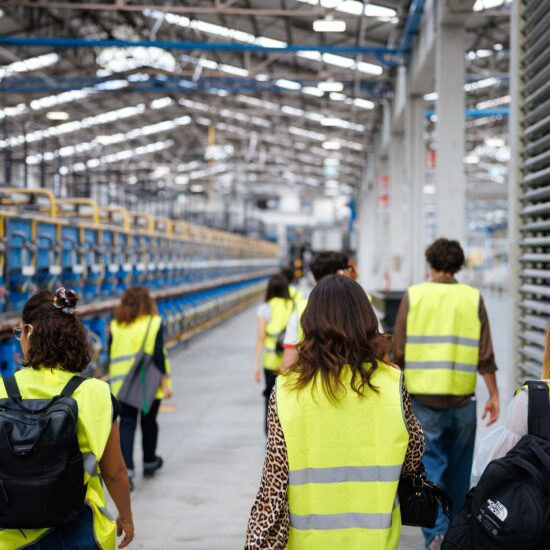Ambiente industriale con pavimento in gres porcellanato grigio chiaro, superficie opaca e texture uniforme.