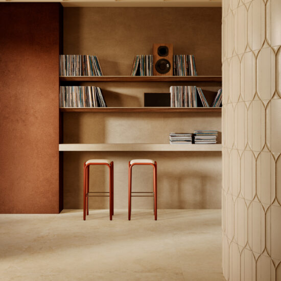 Ambiente moderno con pavimento chiaro in tonalità calda, caratterizzato da una texture liscia e uniformemente lucida.