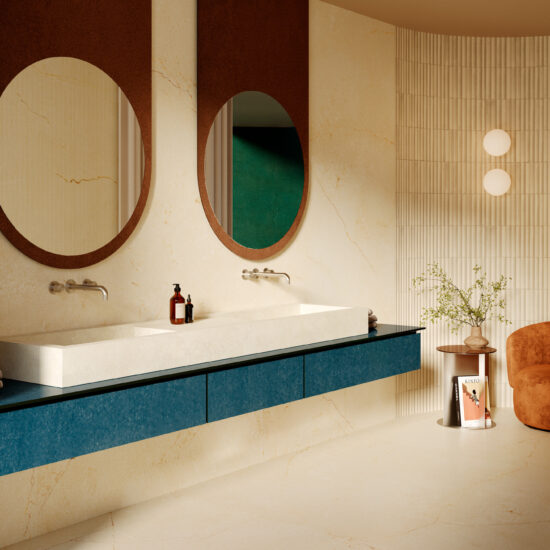 Bagno elegante con parete rivestita beige e pavimento chiaro, caratterizzato da venature leggere e un aspetto naturale.